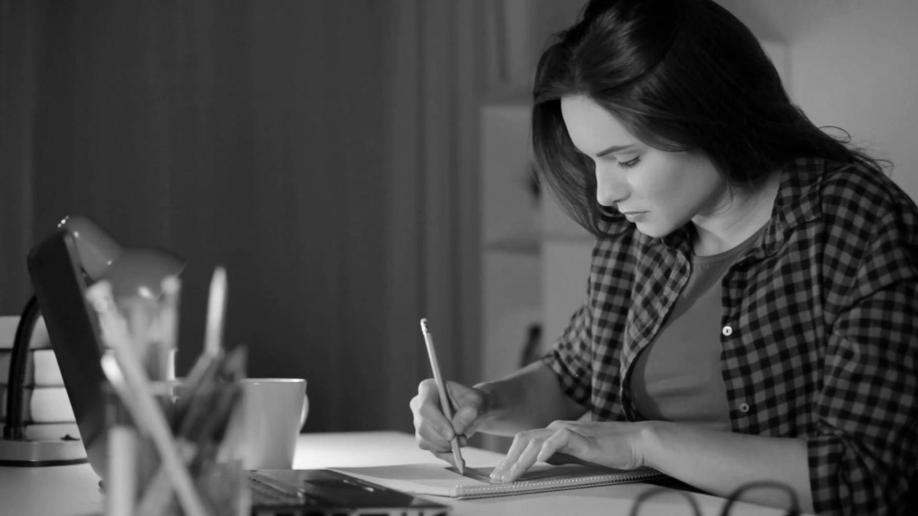 Студенти працюють разом над транспортною логістикою